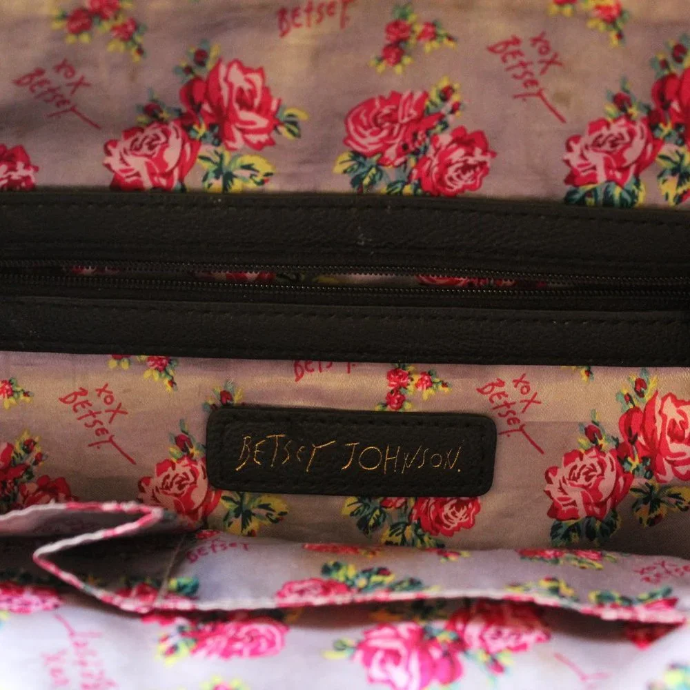 BETSEY JOHNSON BLACK & WHITE HEART PURSE - Picture 4 of 11